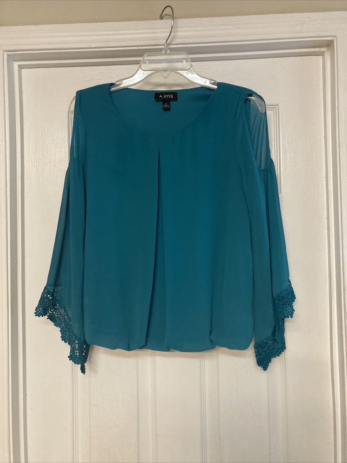 A Buyer Womens Top size Medium fall winter spring cute casual work