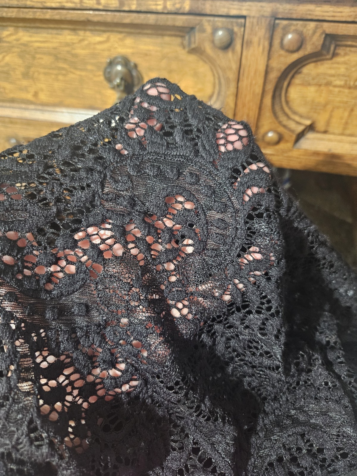 ROZ & ALI, WOMEN’S BLACK NYLON BL 3/4 SLEEVED LINED LACE V-NECK BLOUSE, SIZE 1X