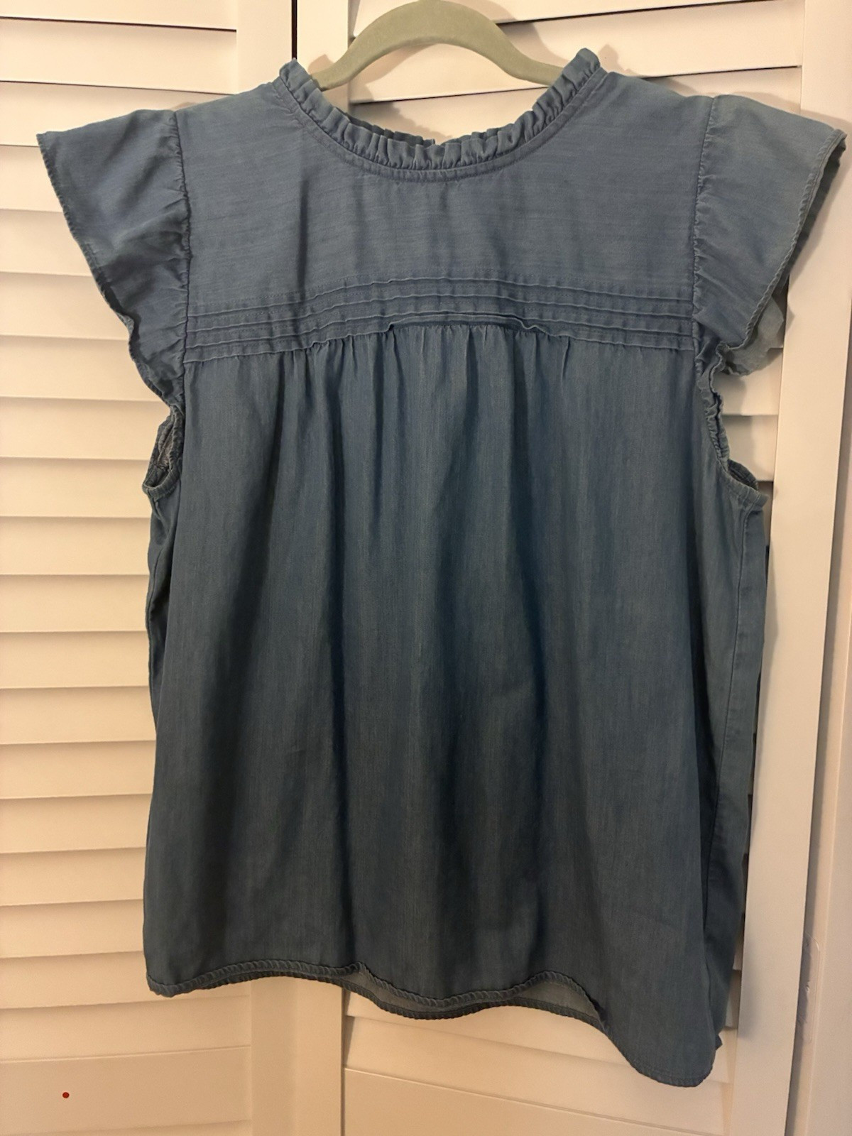 LOFT Outlet Women’s Blue Chambray Ruffle Neck Flutter Sleeve Blouse L