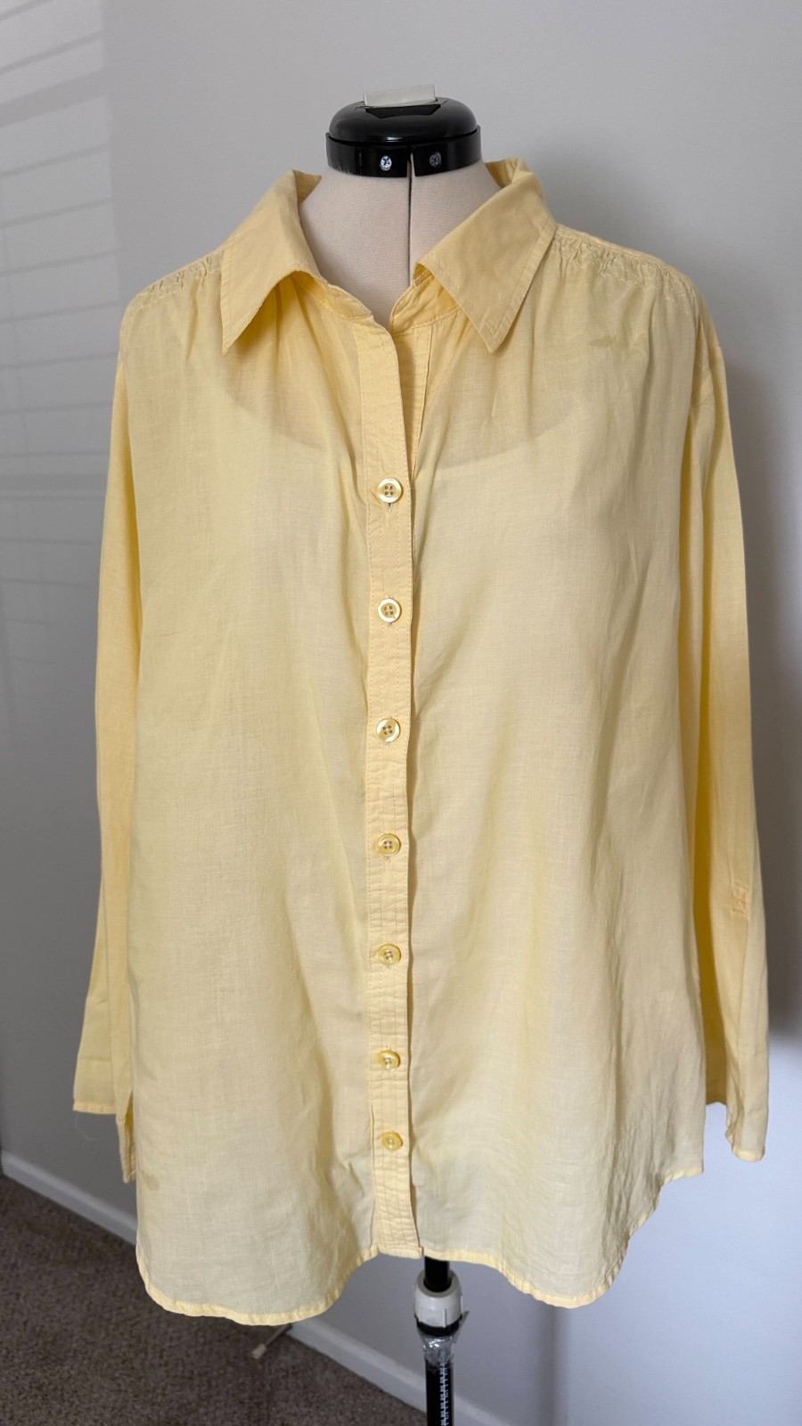 Laura Scott Women’s lemon-colored blouse/shirt in fine cotton, featuring long sl