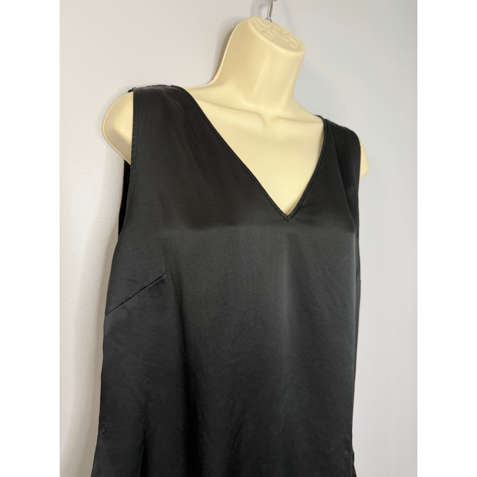 RaVella Amalfi Silk V Neck Tank Top Black Classic Casual Wardrobe Women’s L