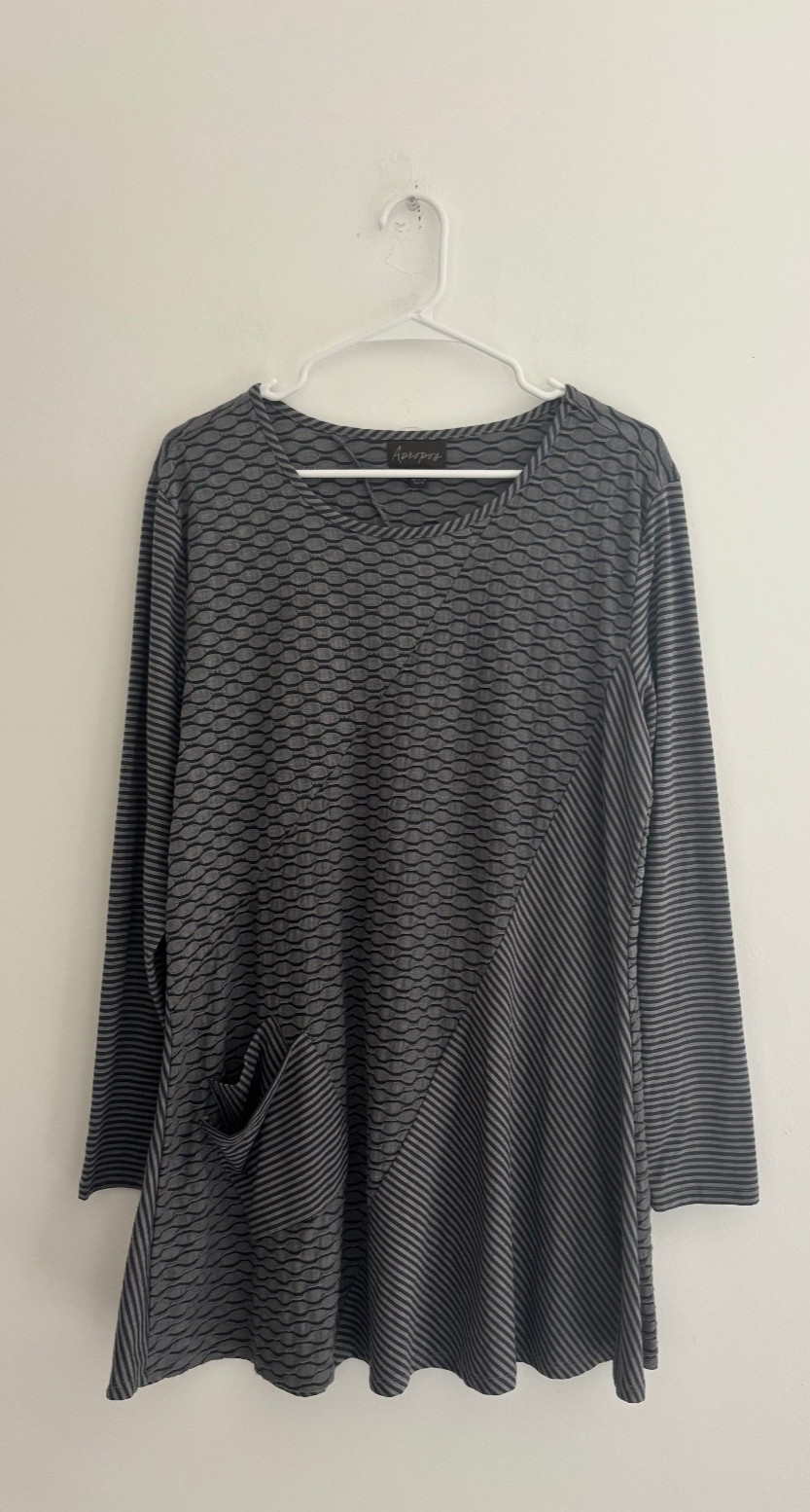 Apropos Gray Long Sleeve Artsy Sharkbite Tunic Top sz Large