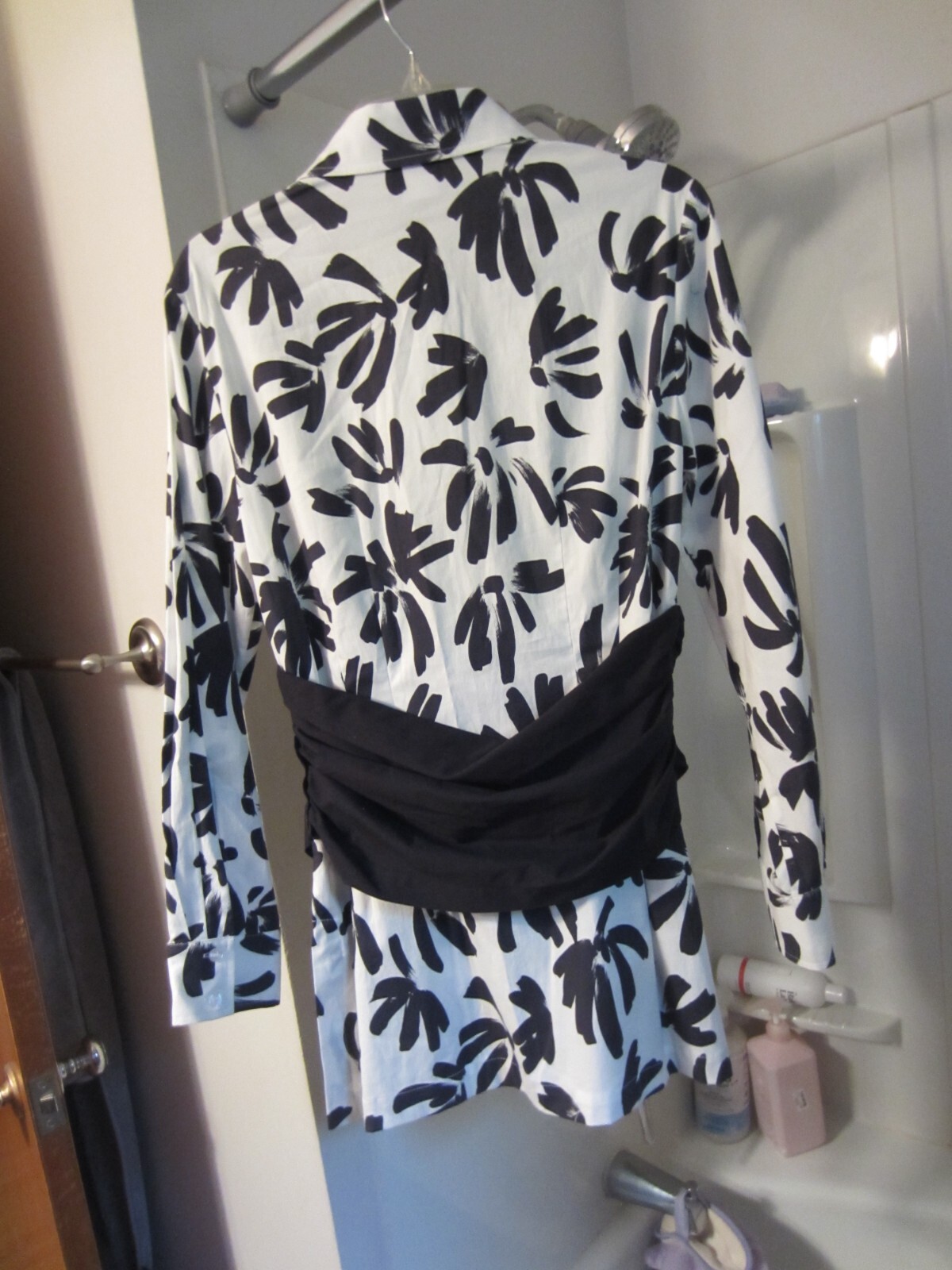 NWT women’s long sleeve shirt with waist sash Finley Size M white/black RET 260