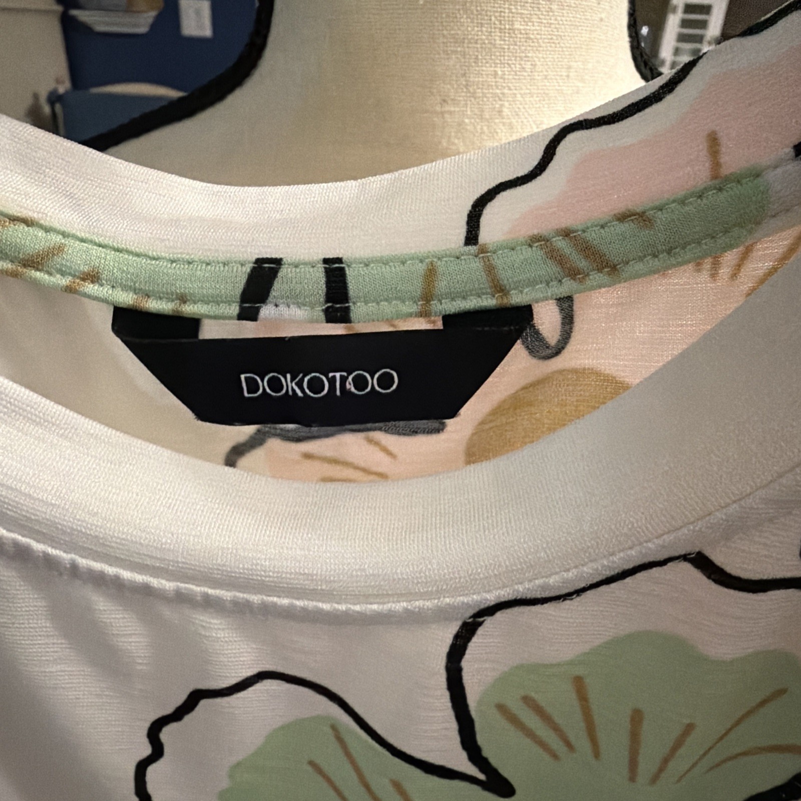 Dokotoo Women’s Short Sleeve Top Lg NWOT