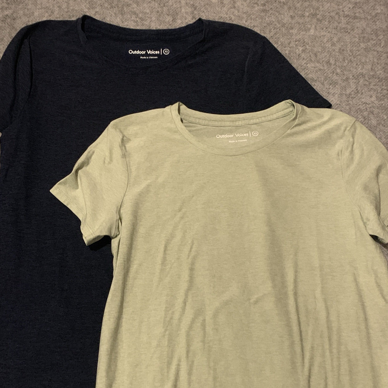 2 Outdoor Voices XS Solid Crew Neck Short Sleeve T-Shirts Blue & Green