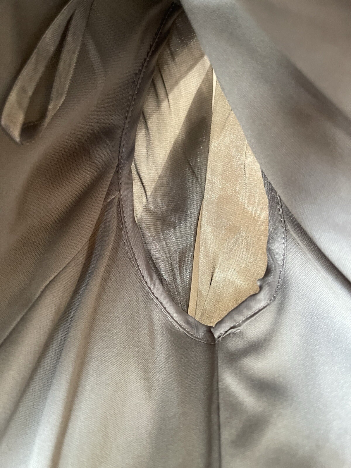 CACHET, Women’s 6 Silver Metallic Dressy Pleated Blouse Rhinestone Accent Worn 1