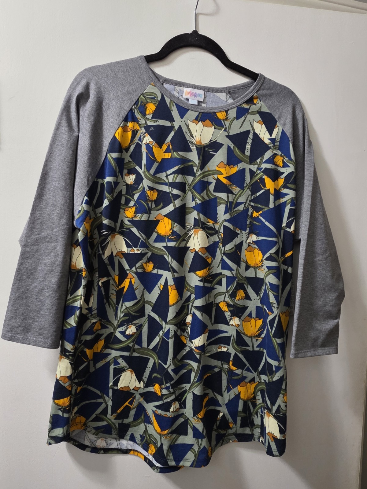 NWT LuLaRoe Women’s Plus Size “Randy” 3/4 Sleeve Raglan Tee Gray Blue Yellow 2XL