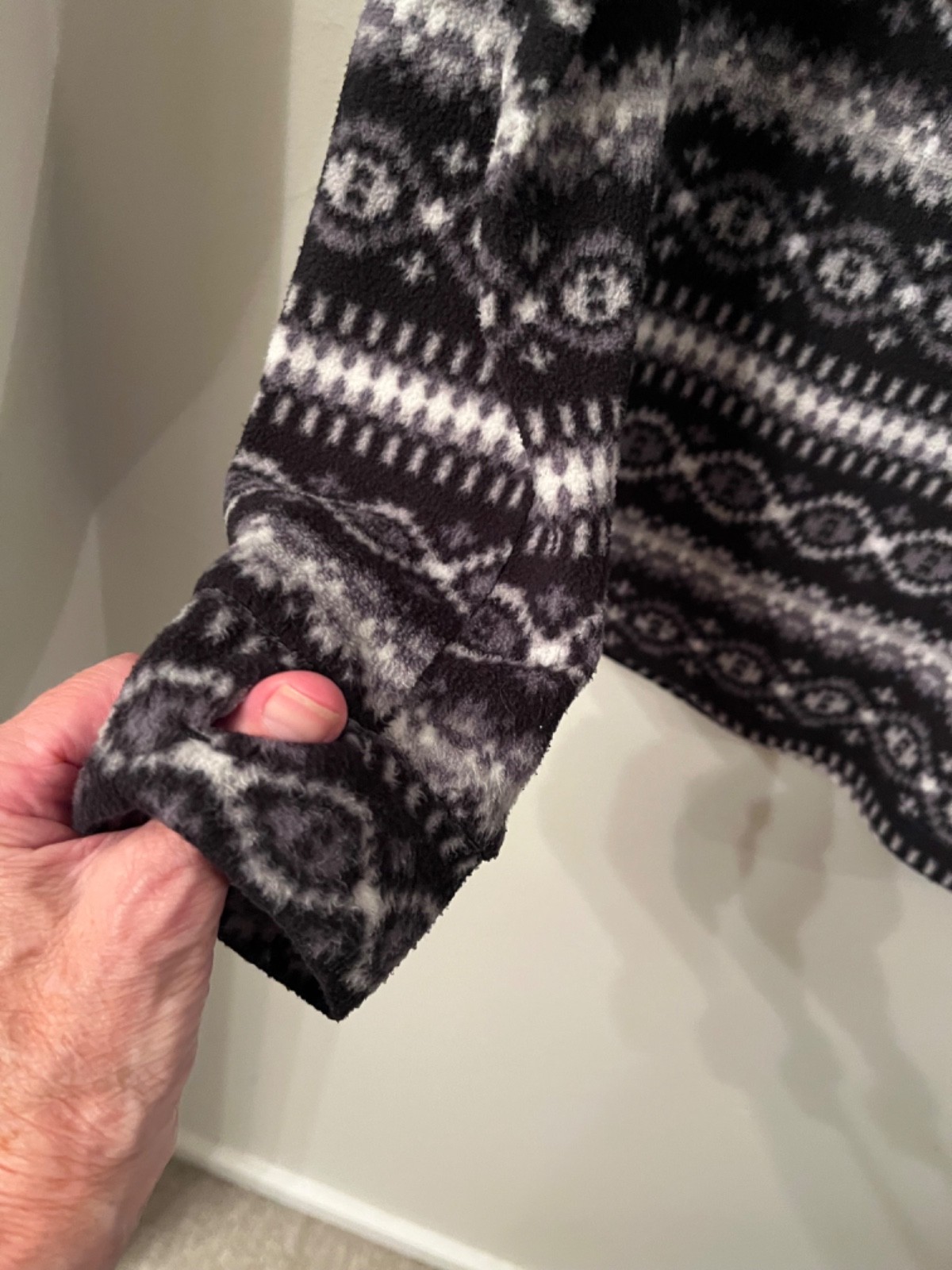 Cuddl Duds Climate Right Women’s LG Shirt Plush Warm Thumb Holes Geometric Print