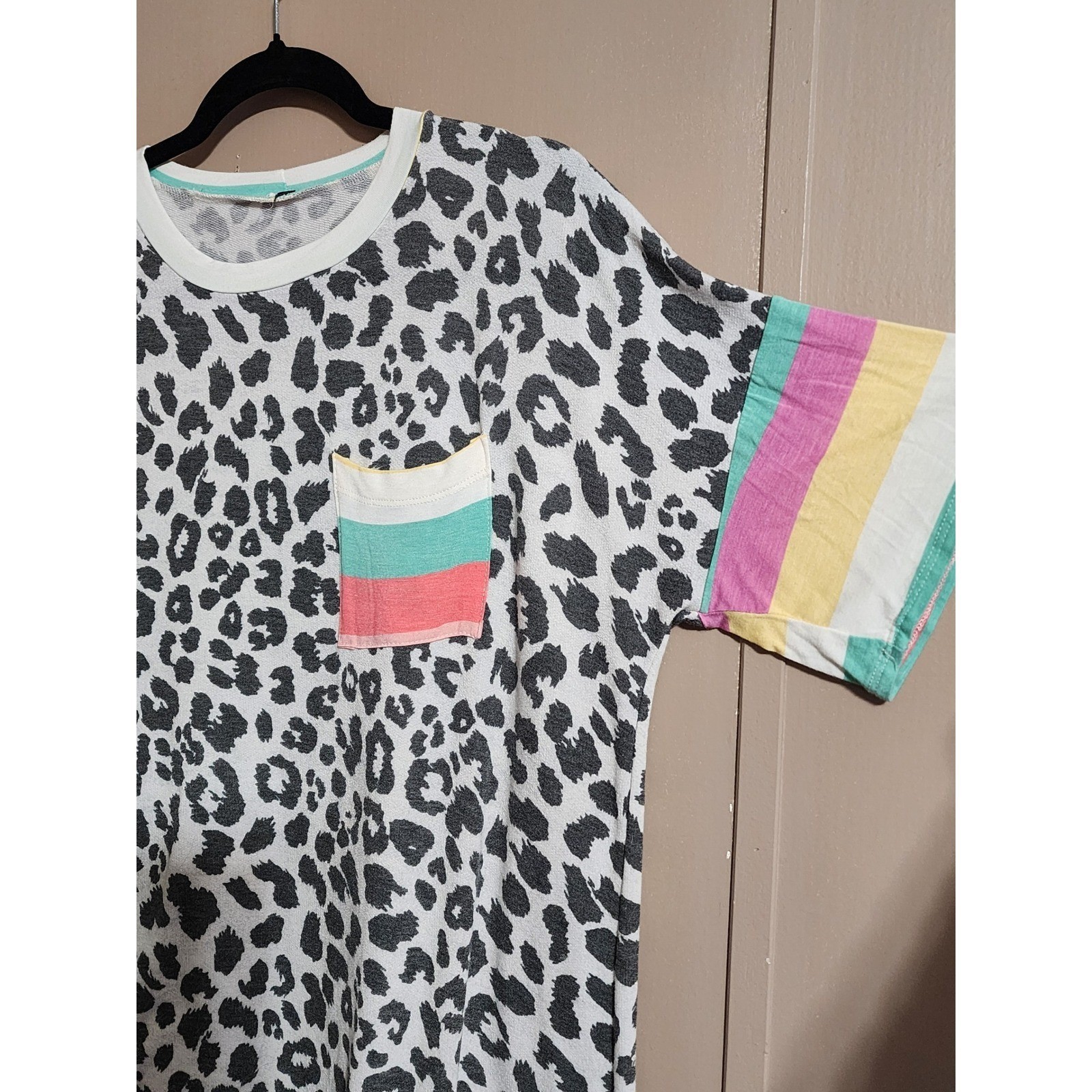 Unbranded Leopard Print Tee Rainbow Stripe Sleeve Size XL Grey White Rainbow