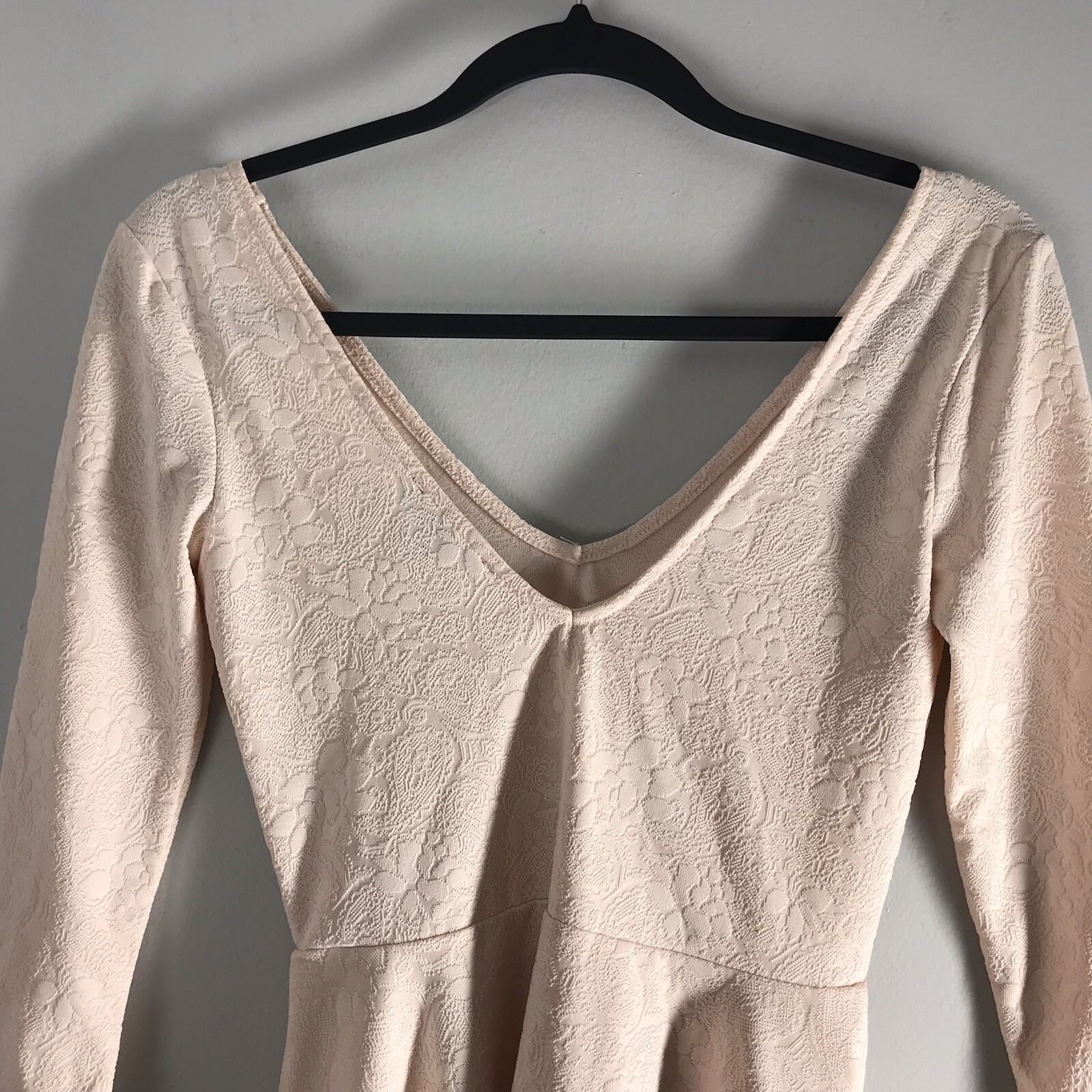 Forever 21 Size Small Light Pink Textured Floral Top Peplum Hem Deep V Neckline