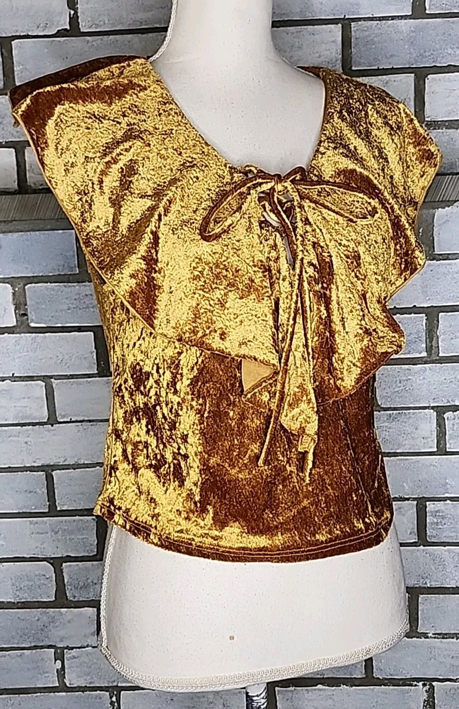• Charlotte Russe Junior’s Sleeveless Velour Ruffle Front Tie Top Large Gold