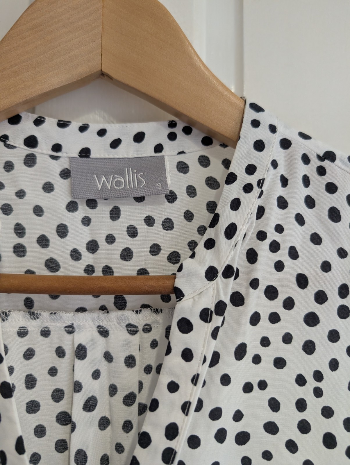Wallis White Polka Dot Blouse Size Small Sleeveless Button Down Dropped Hem