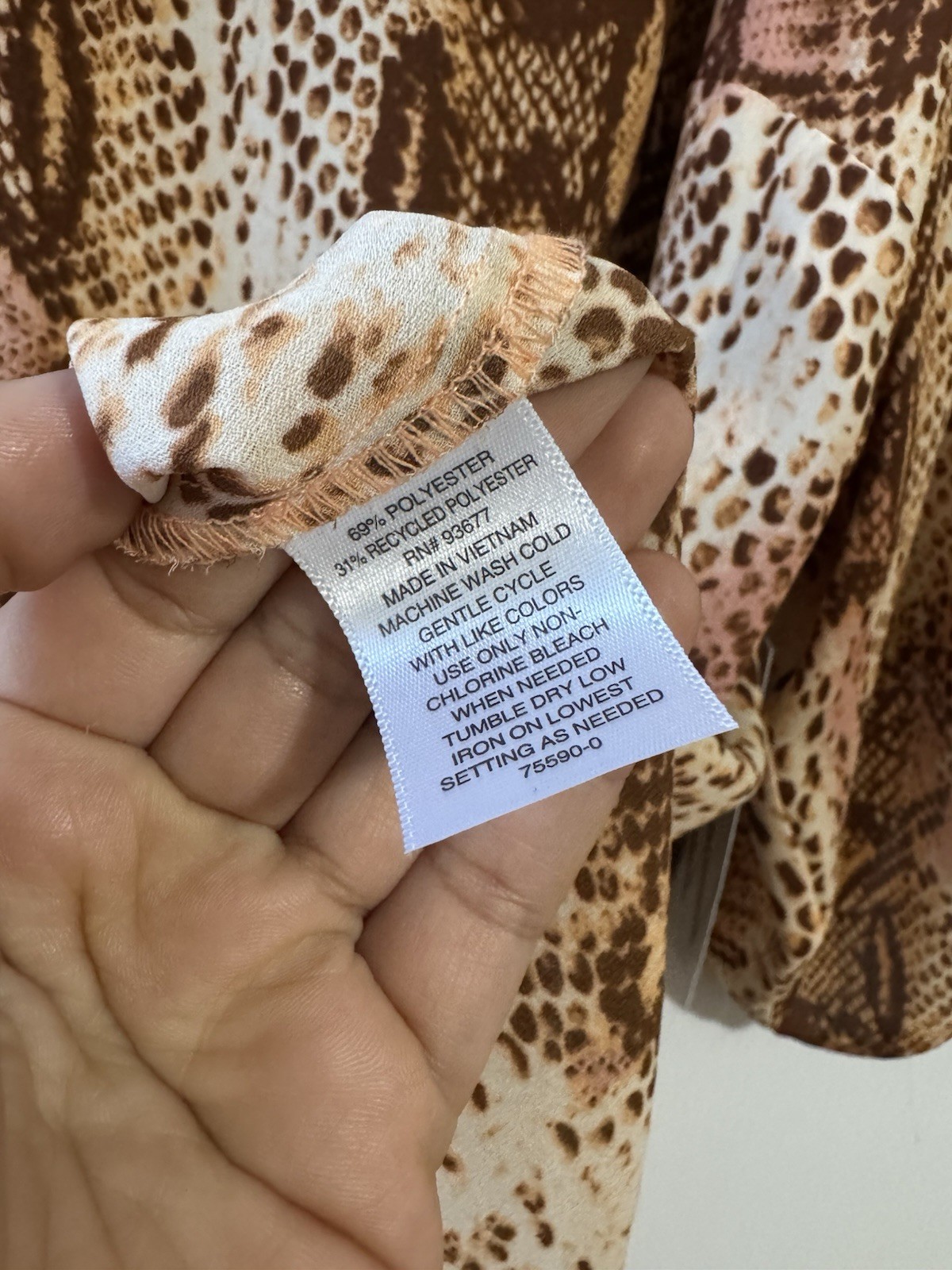 NEW Worthington Women’s 2X Top Roll Tab Sleeve V-Neck Snakeskin Print