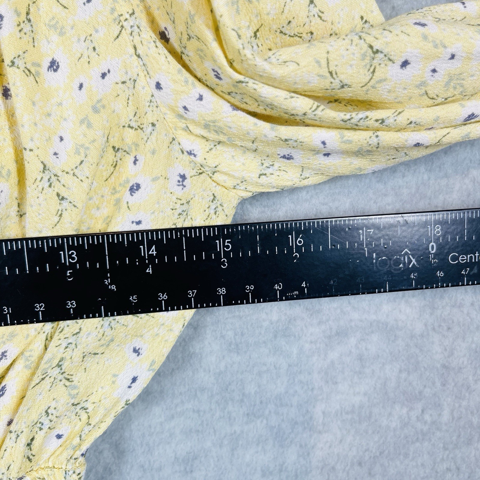 ASTR the Label Floral V-Neck Top Size XS Cropped Smocked Boho Cottage Feminine