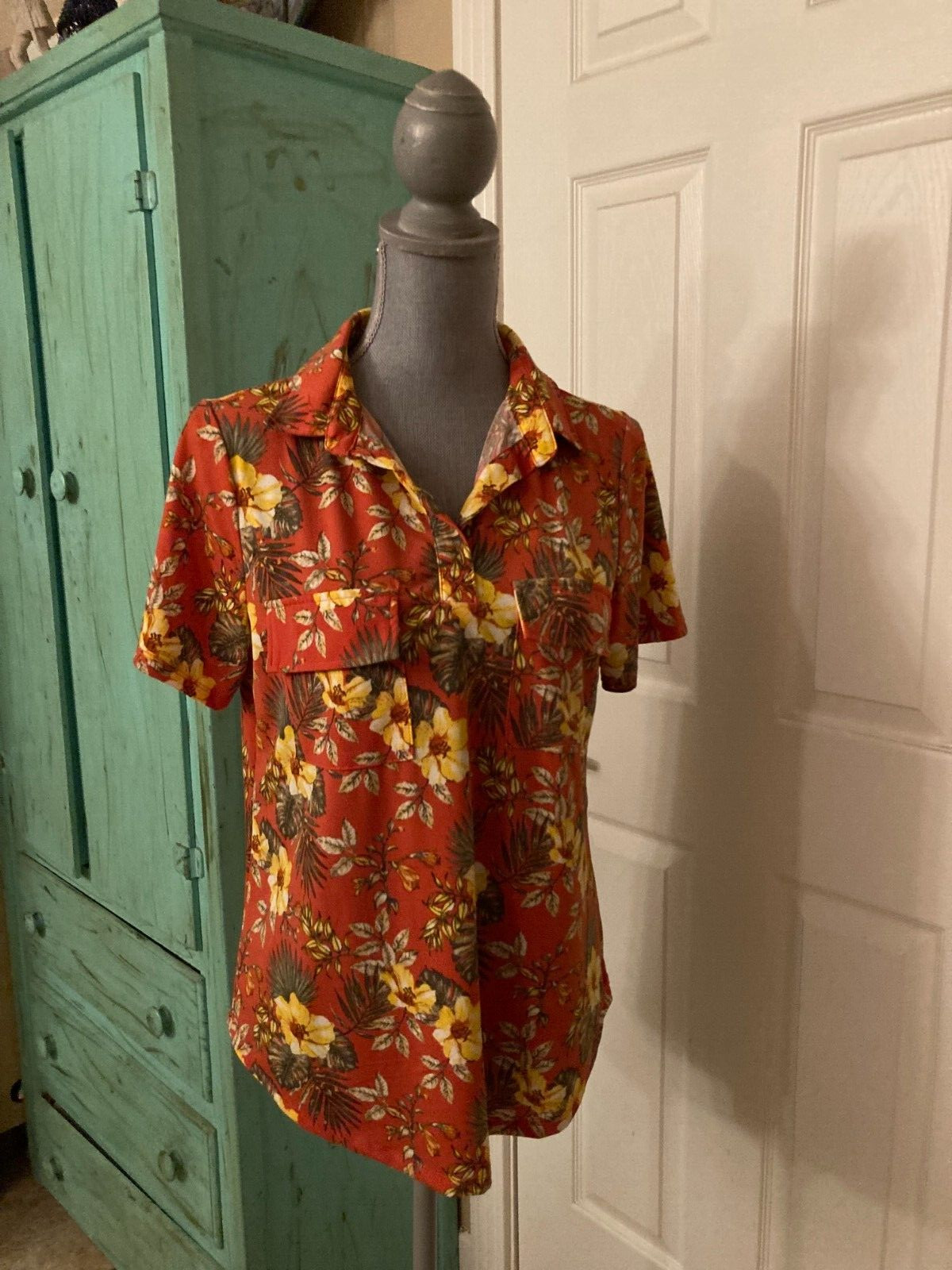 CURE, STRETCHY, SHORT SLEEVE, FLORAL PULLOVER SHIRT WITH POCKETS M