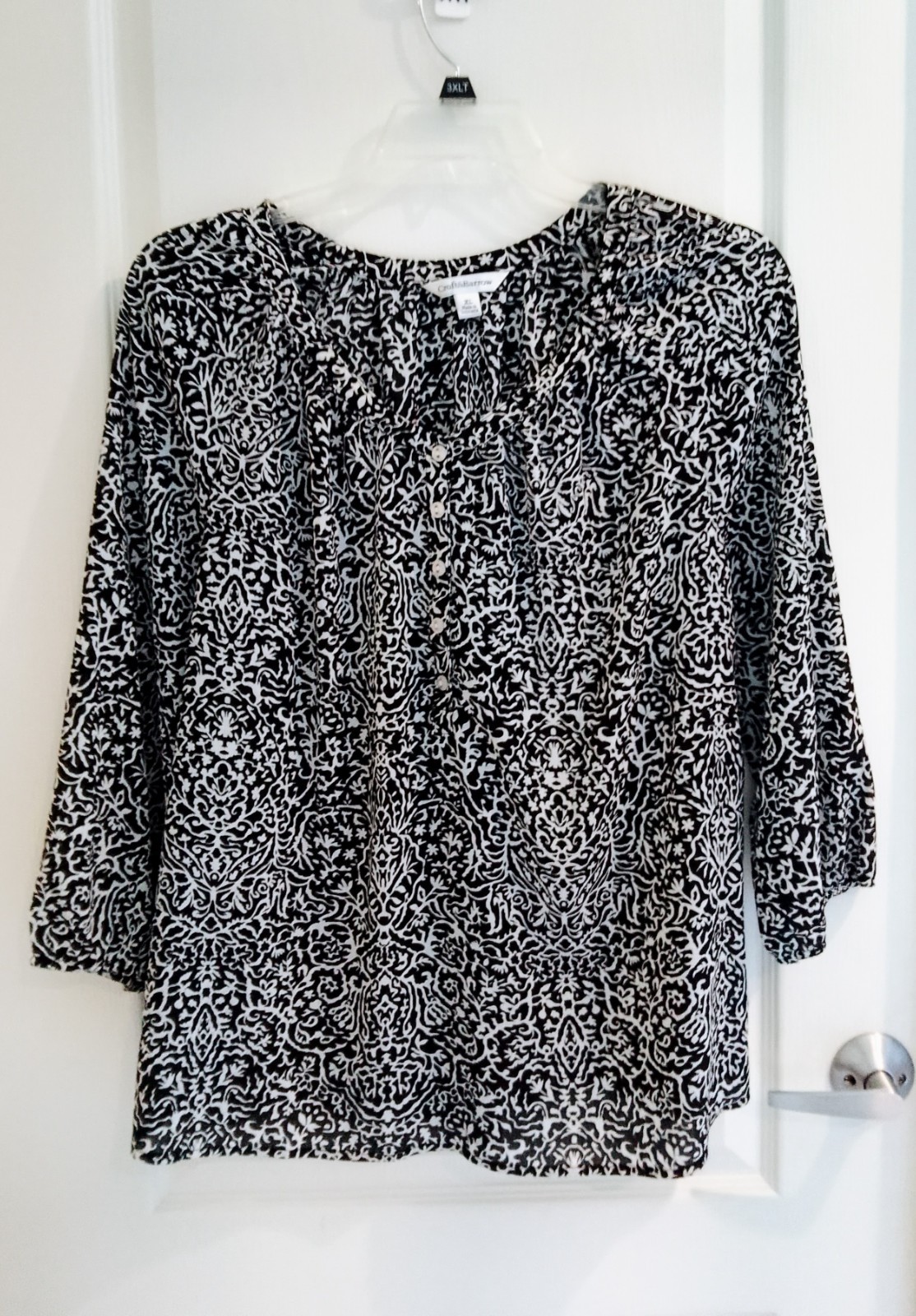 Croft & Barrow Casual Scoop Button Down 3/4 Sleeve Loose Black and White Blouse