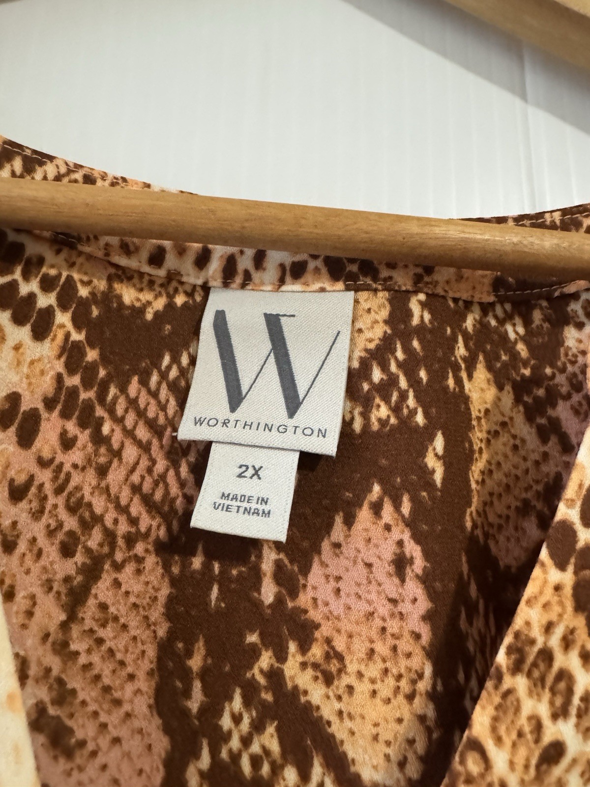 NEW Worthington Women’s 2X Top Roll Tab Sleeve V-Neck Snakeskin Print