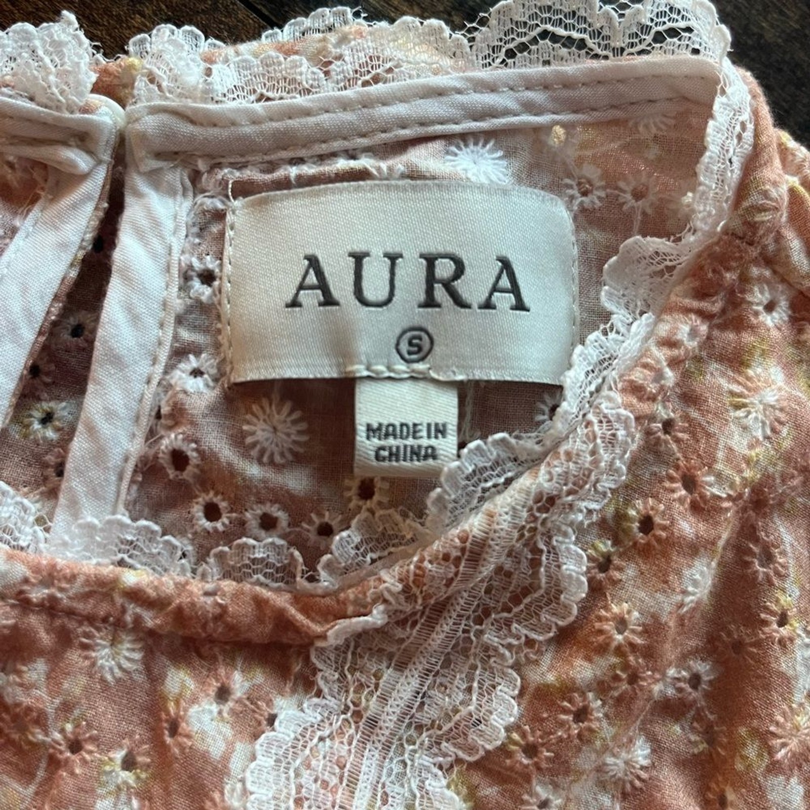 AURA size‎ small eyelet spring apricot floral and lace 3/4 puff sleeve top EUC