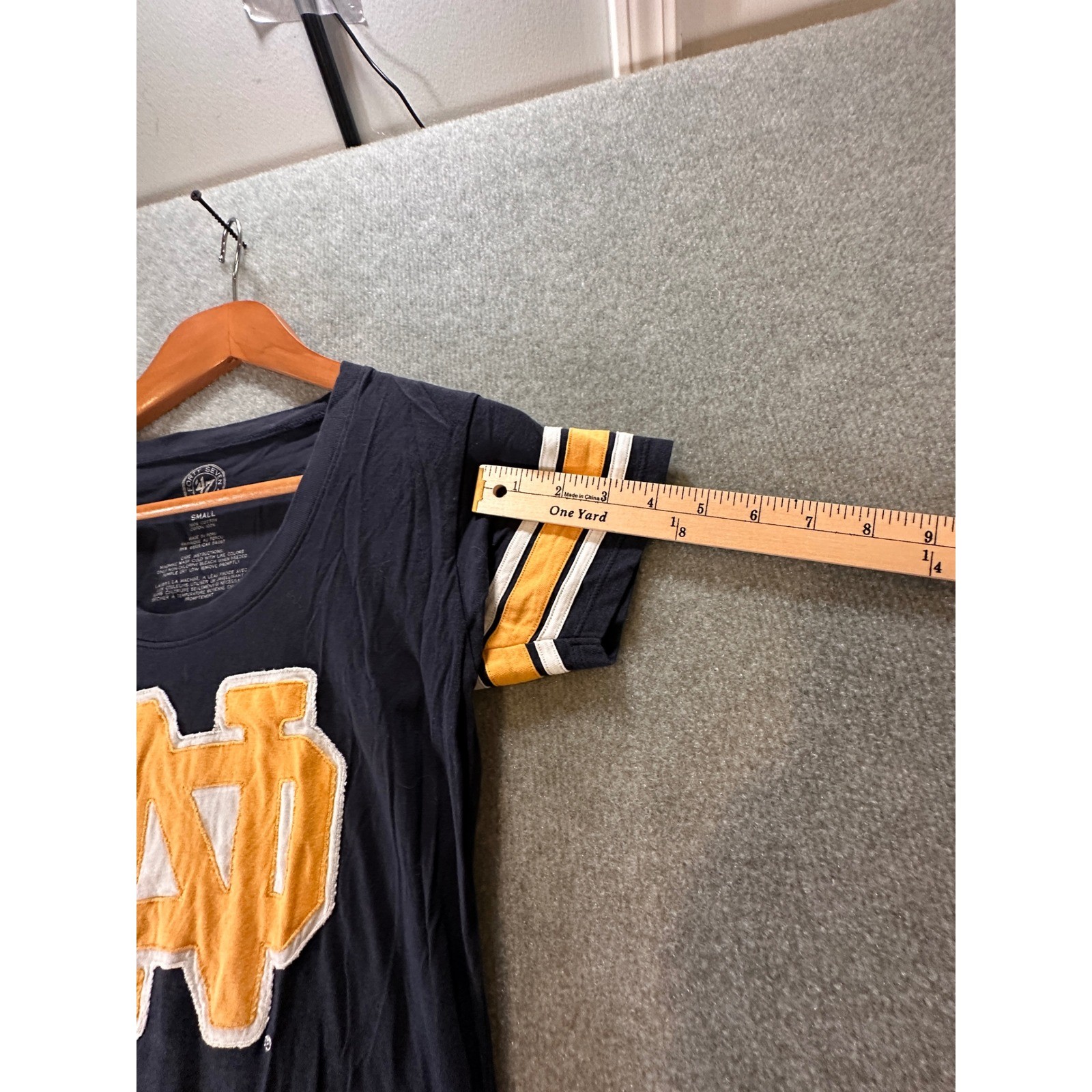 47 Brand Notre Dame Fighting Irish Navy Blue Striped Sleeve T-Shirt Womens Small
