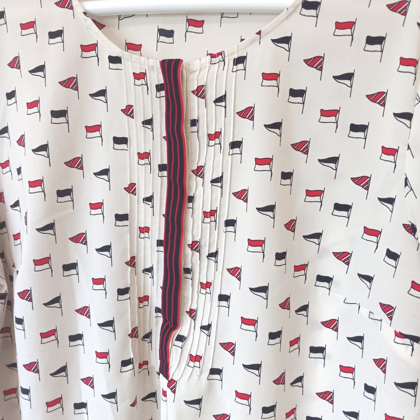 TALBOTS Polyester 1/2 Button Flag Print Blouse Top Career Casual Everyday Sz 12