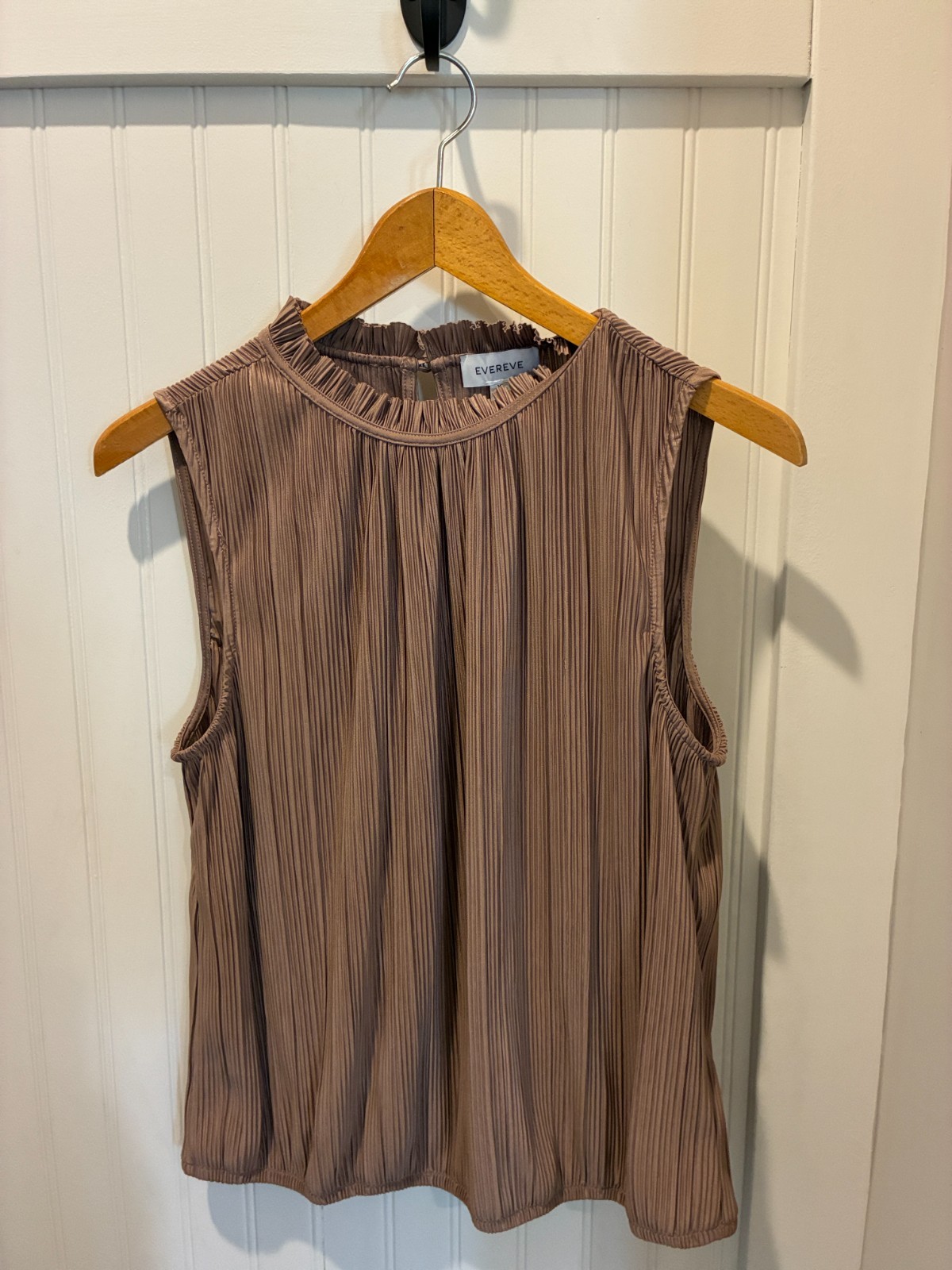 Evereve Women’s Sleeveless Mauve Brown Pleated Top with Ruffle Neck XL