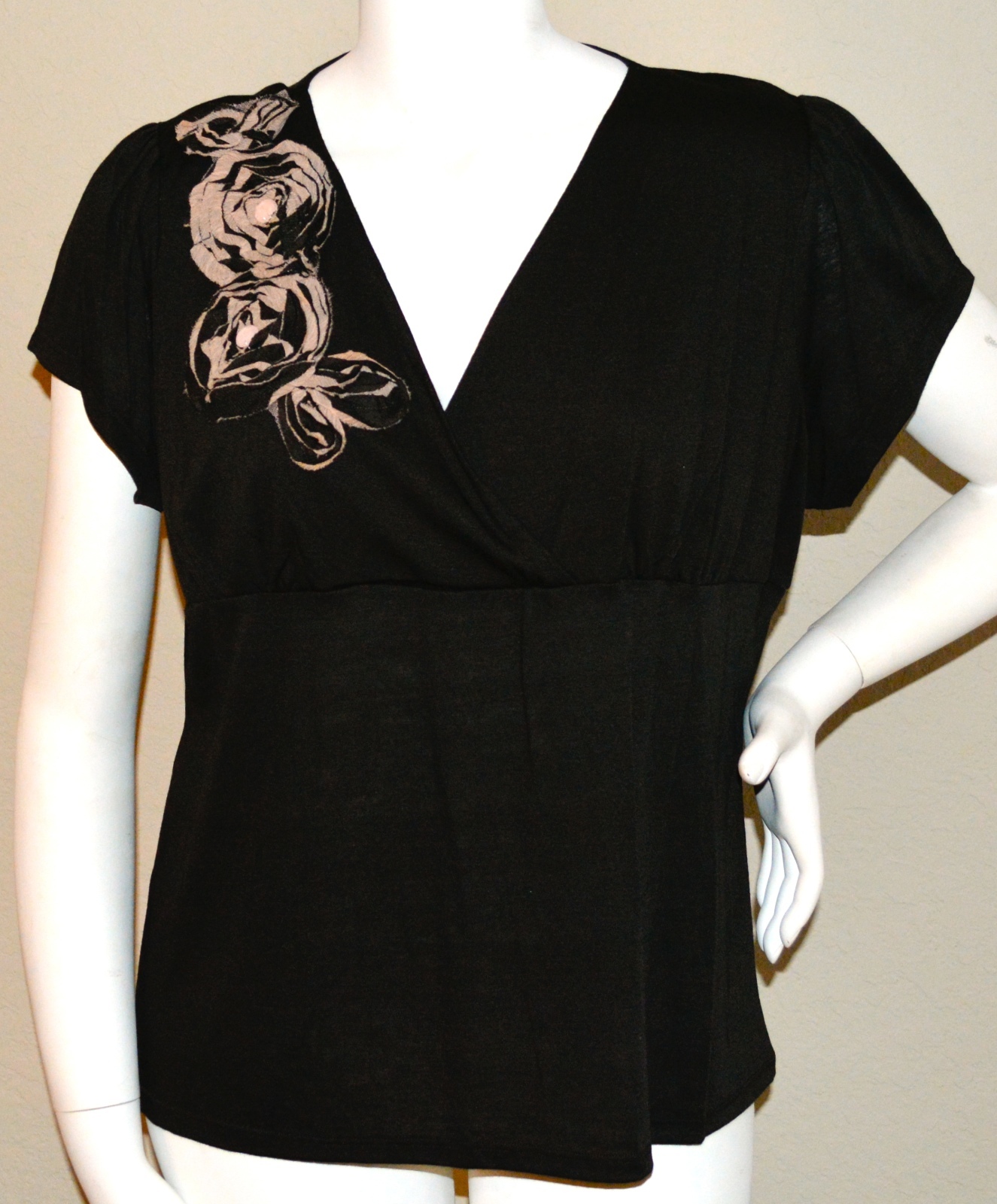 Xtra Luv Applique Flower Empire Stretch Top Black Plus 5X – New!