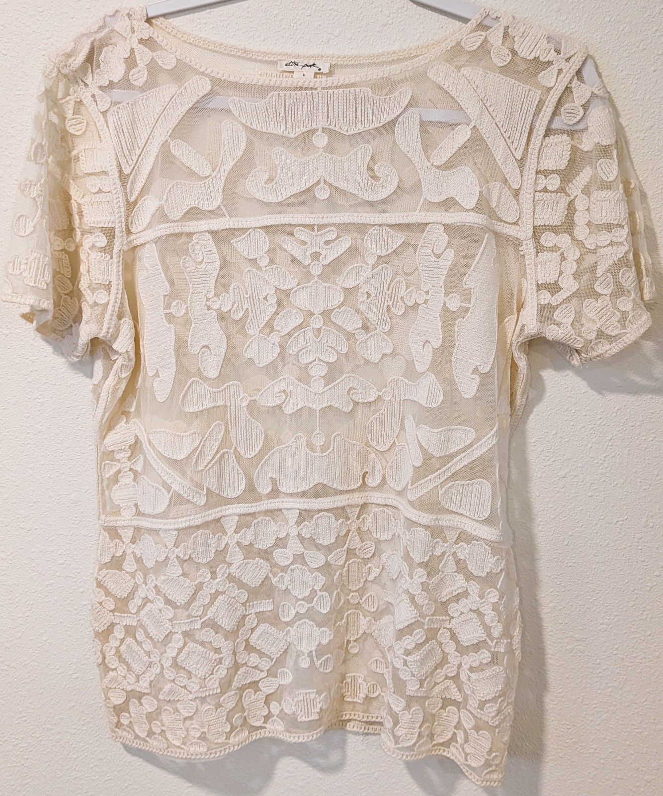 NWOT Med Ultra Pink Boho Chic Ivory Cream Abstract Lace Crochet Short Sleeve Top
