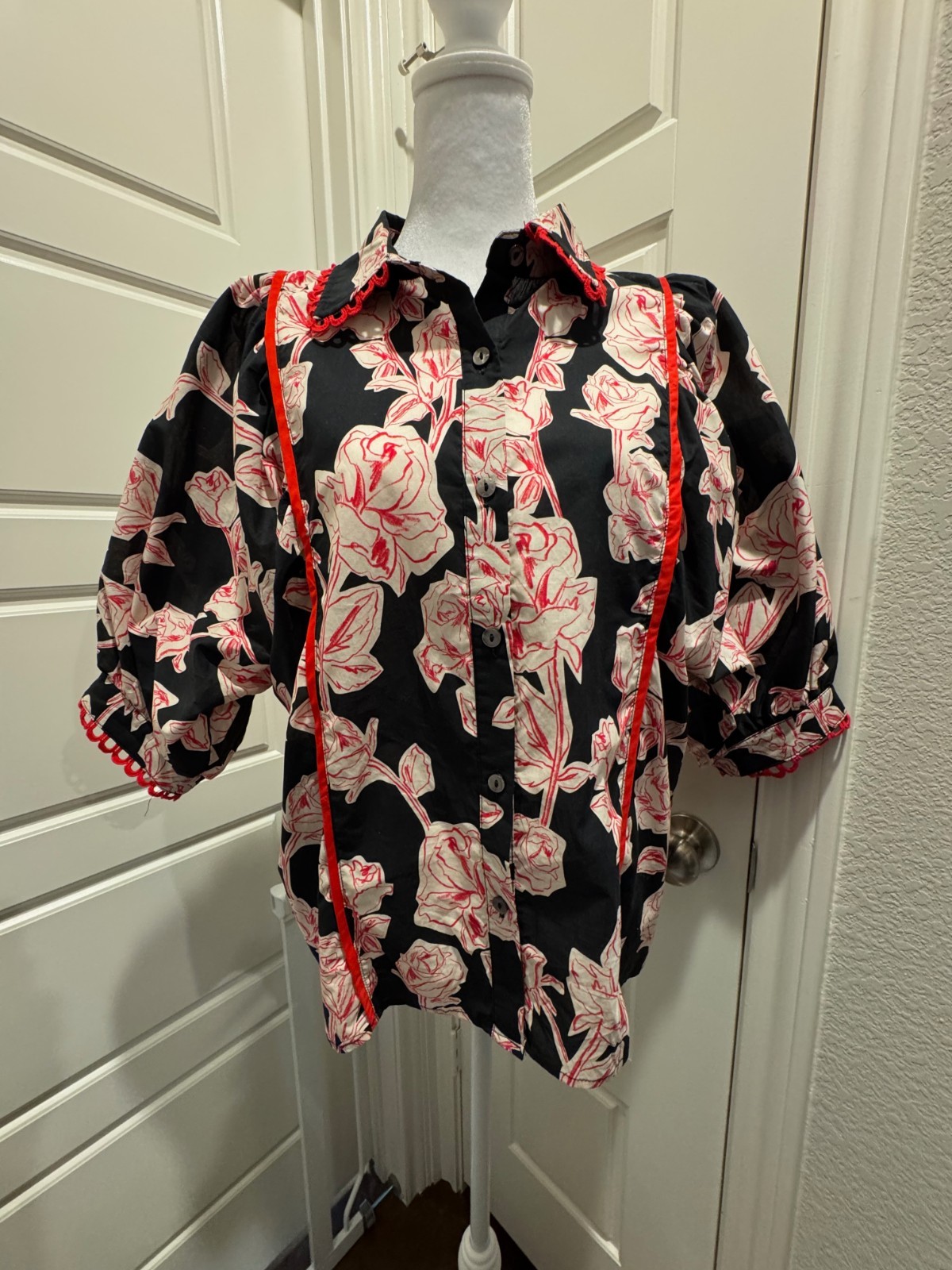 Entro top black floral print with red scalloped trim Sz Small