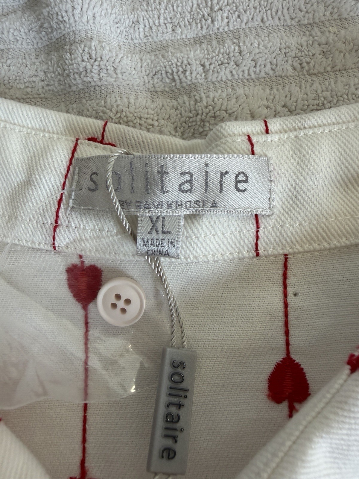 Solitaire Womens White Red Heart Embroidered Button Down Shirt Top XL
