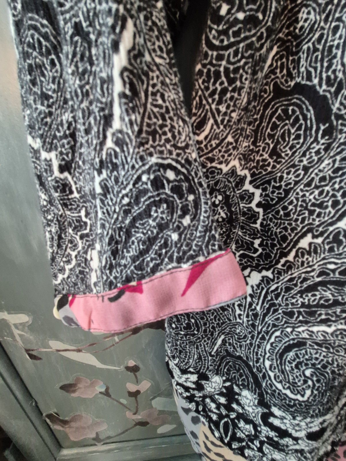 Amanda Blu Women’s L Regular Black/White Paisley Mixed Pattern Blouse