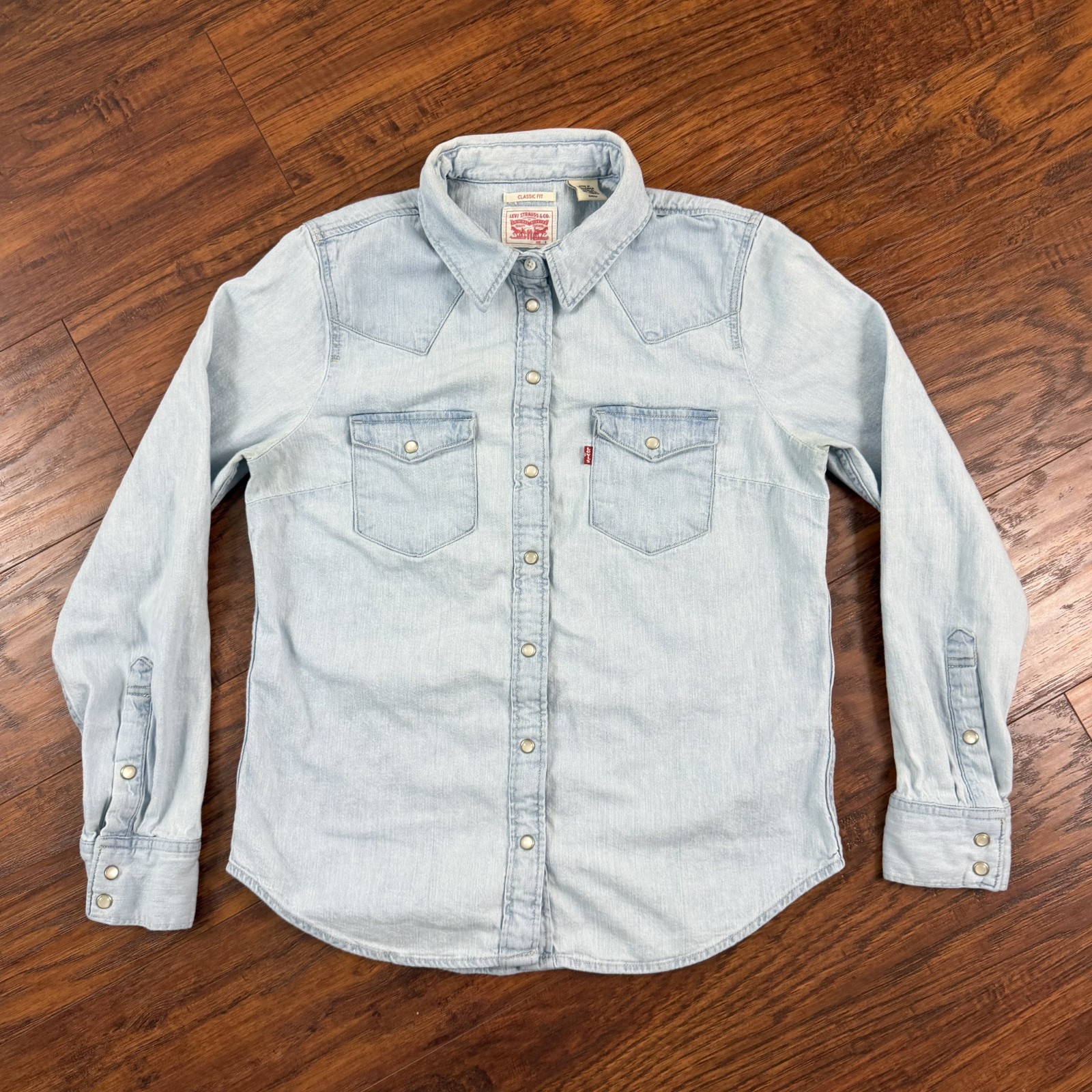 Levis Shirt Womens S Blue Denim Pearl Snap Western Light Wash Pockets Cotton
