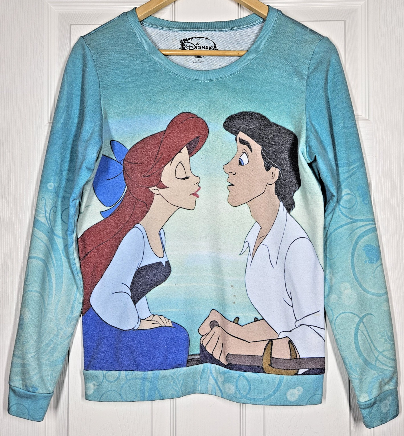 Disney The Little Mermaid “Kiss The Girl” AOP Light Sweatshirt Juniors’ Medium