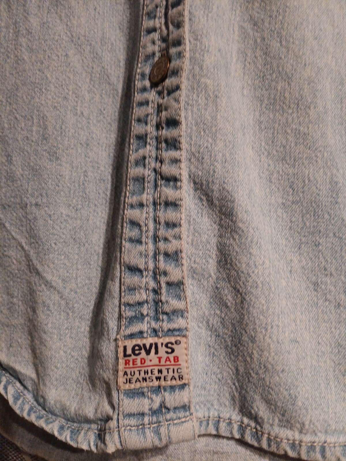 Women’s Vintage Levi’s Red Tab Light Wash Denim Button Up Shirt Size Medium EUC