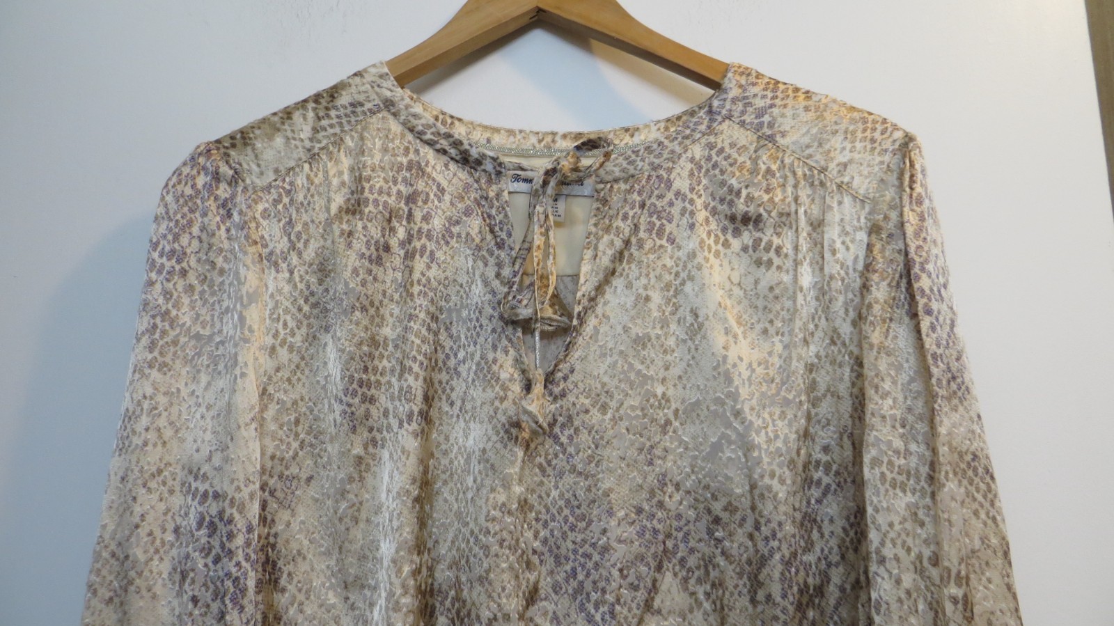 Tommy Bahama Blouse Shirt Womens Medium Beige Shiny Animal Print Art City FLAW