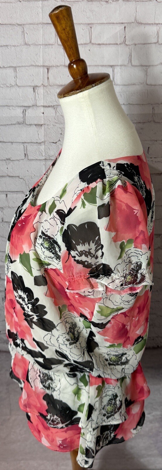 Sunny Leigh Short Sleeve Floral Sheer scoop neck blouse women’s size small