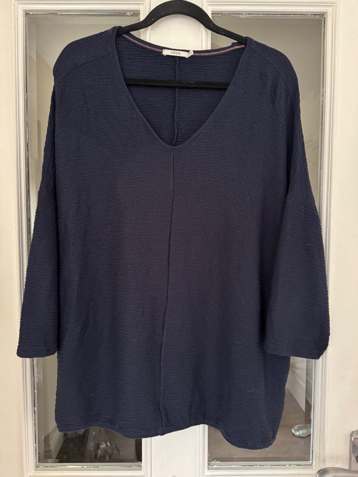 FAB CECIL NAVY BLUE V NECK TEXTURED 3/4 LENGTH SLEEVED TOP – SIZE XXL (22)!!