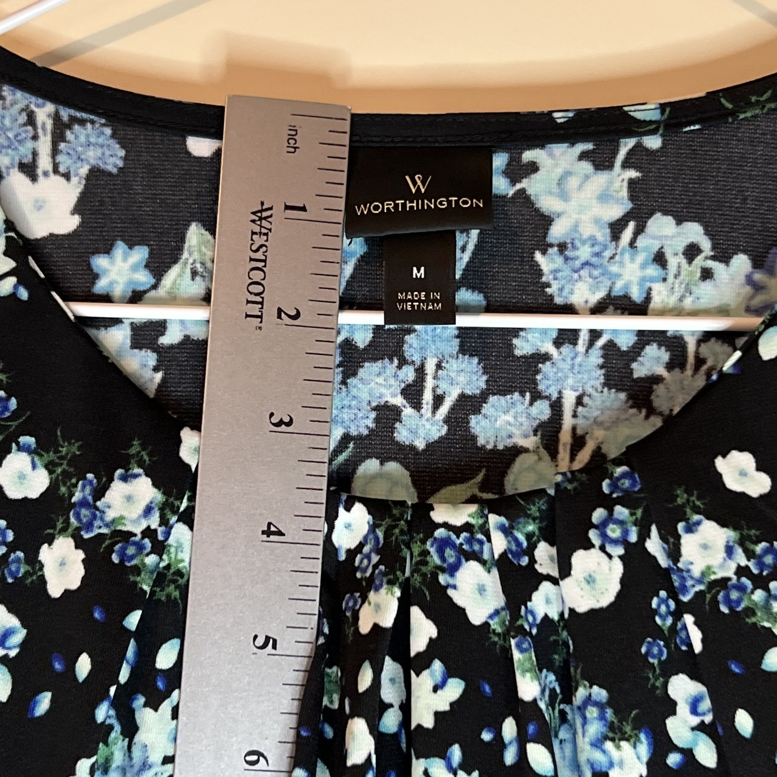 Worthington Blouse Medium M Black Blue Floral 3/4Sleeve Pleated Blouse Top Shirt