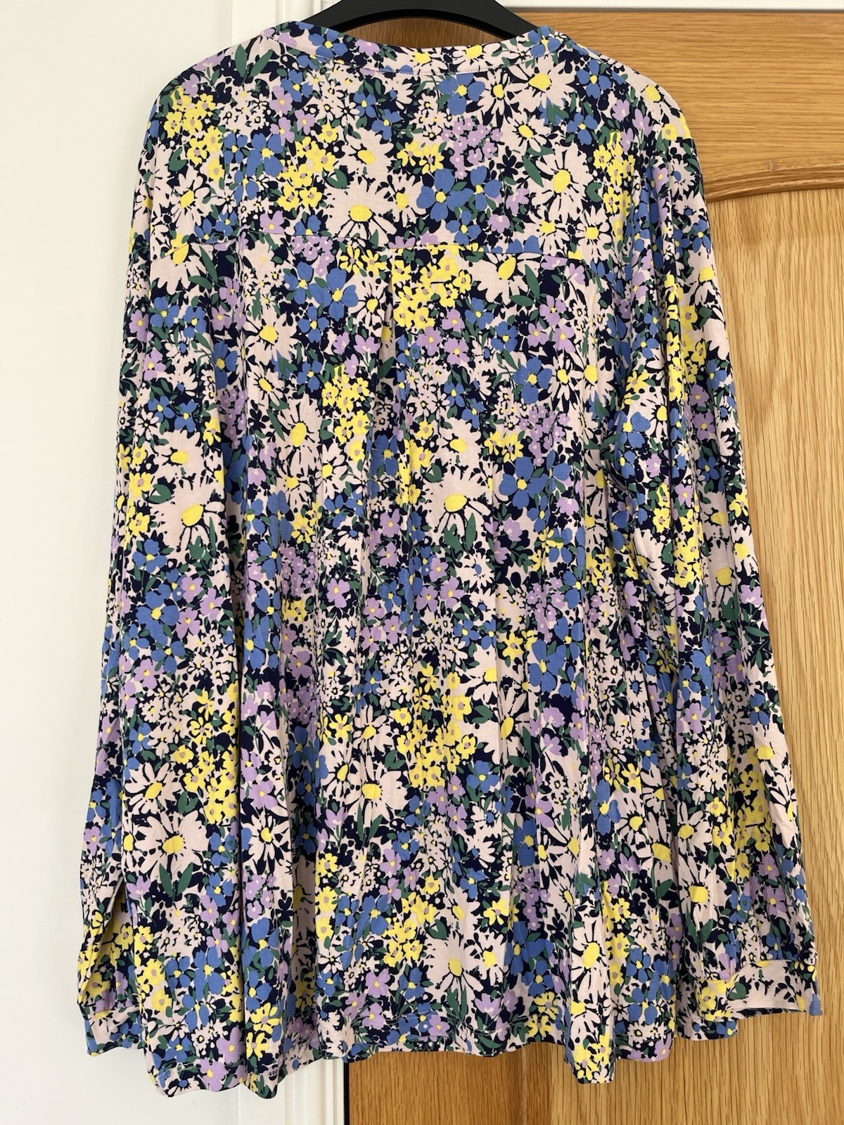 LADIES VERY PRETTY LONG SLEEVE SUMMER FLORAL TOP SIZE 22 LOVELY COLOURS BNWOT.