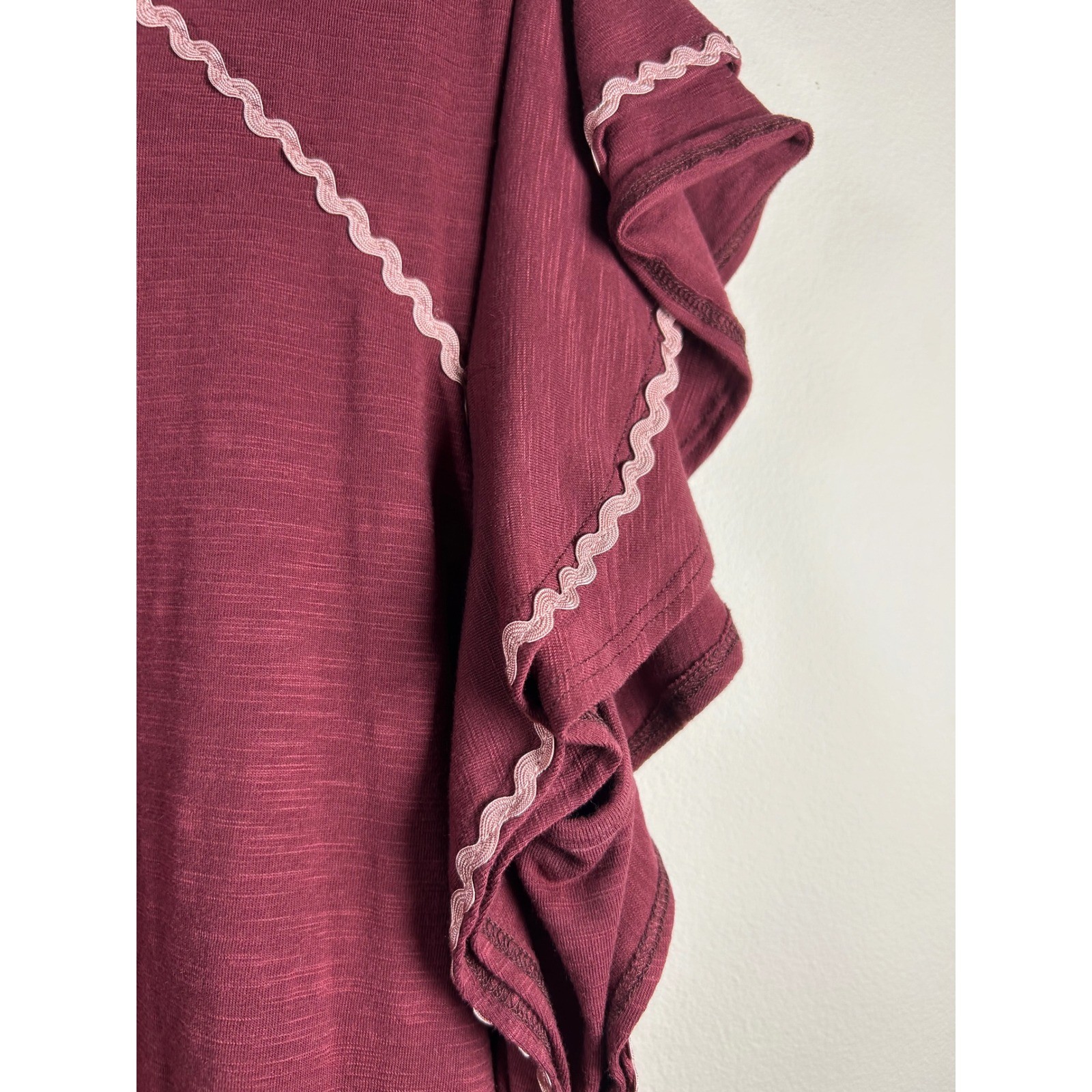CURE Flutter Sleeve Blouse Womens 1XL Burgundy Modern Ric Rac Keyhole Slub Knit