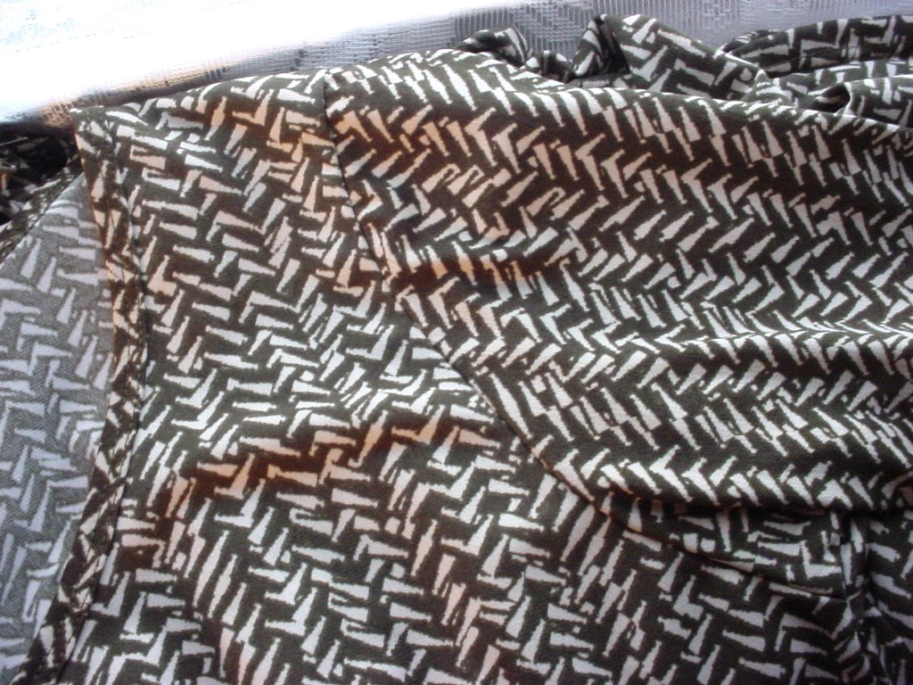 LulaRoe Swing Top Size Medium Short Sleeved Olive Green Beige Chevron Stretch