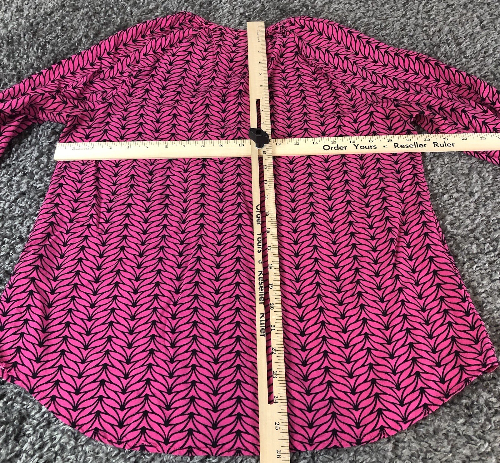 Kaari Blue 3/4 Sleeve Top Womens Medium Pink Black V-Neck Gold Tone Buttons