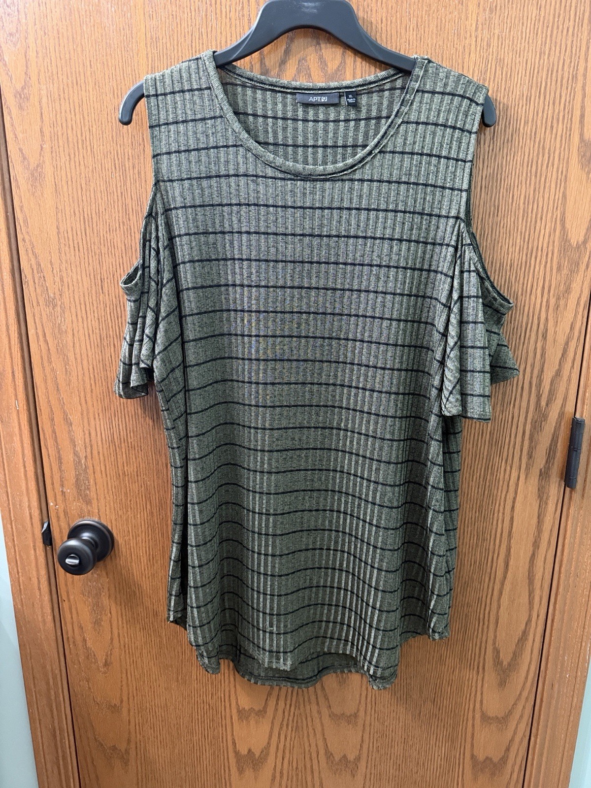 Apt 9 top L Green W/black Pin Stripe And Cut Out Sleeve