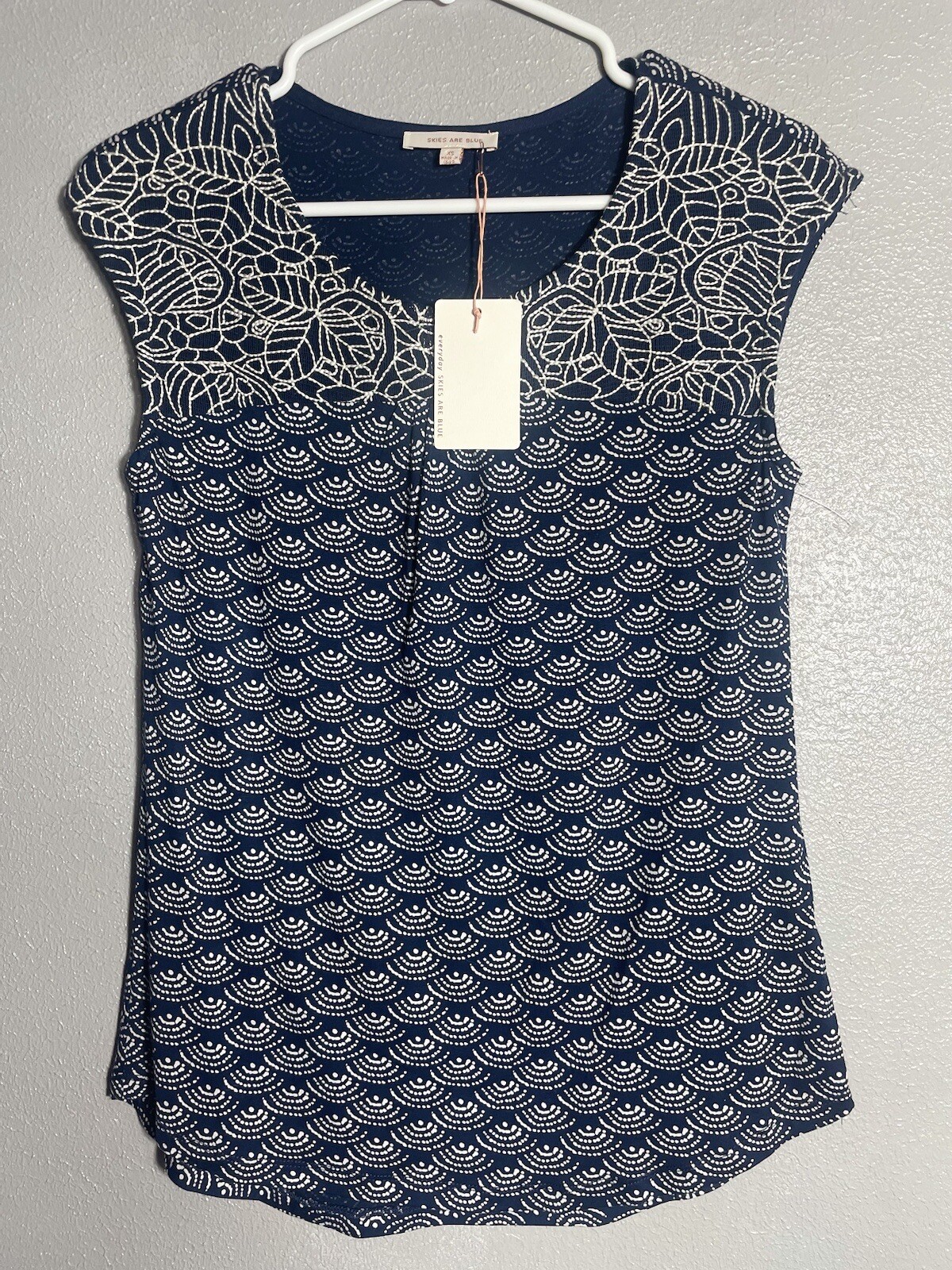 Skies Are Blue Womens Delila Embroidered Neck Split Neck Top Size Medium XS