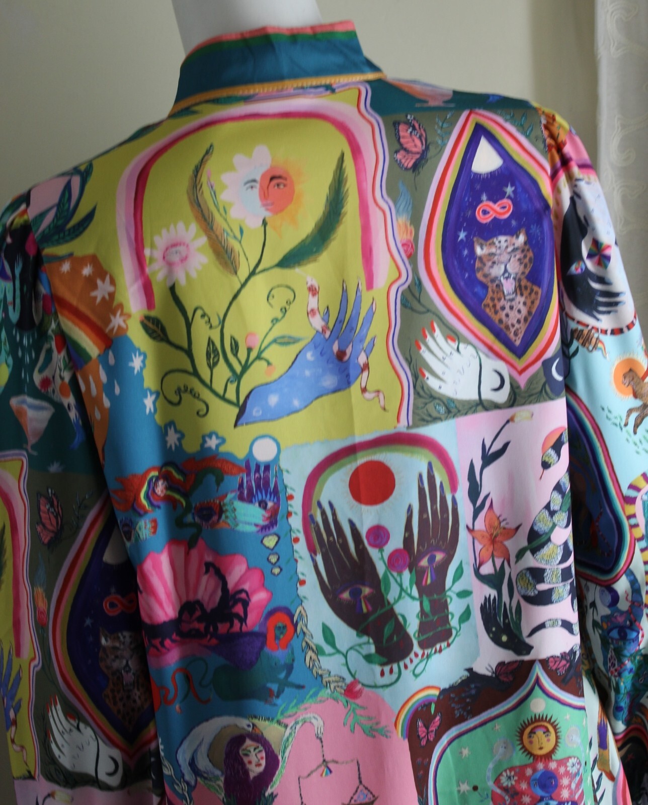 New Estate ASIAN Sz L Runs S M Art-Wear FACES Frilly Funky PRINT Tunic Top 35″L