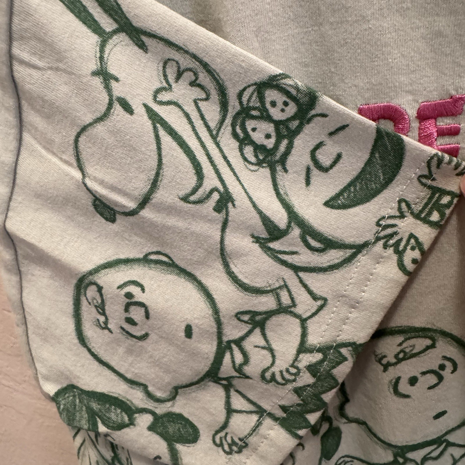 Peanuts T-Shirt Women’s Snoopy, Charlie Brown & Gang Green Embroidered Small NWT