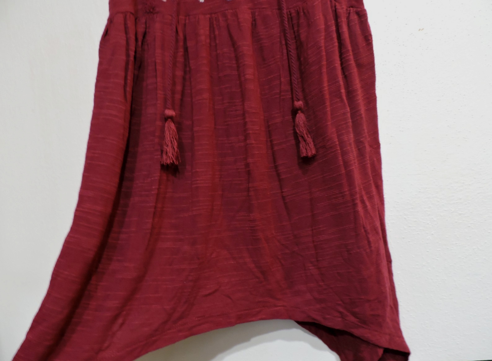 Maurices Wine Rayon/poly sleeveless lace shoulders tie/embroidery SZ XS blouse