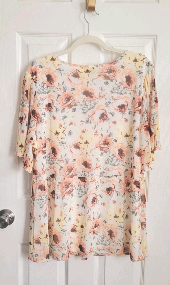 NWOT A Love Story Woman’s Floral Blouse Top Size 2X Gold Tone Buttons Buttons