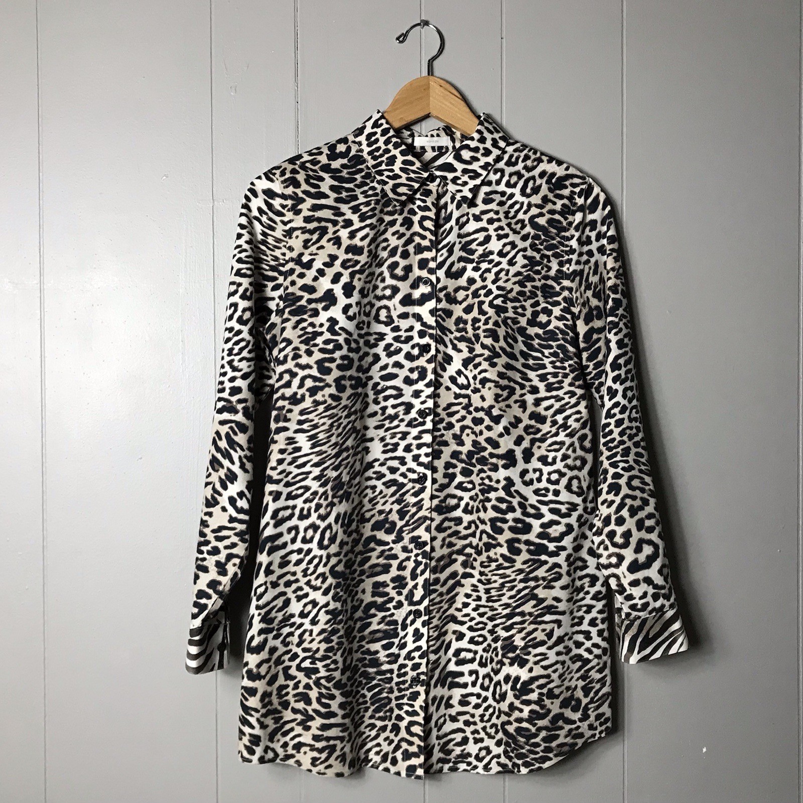 CHICO’S LEOPARD PATTERN NO IRON BUTTON DOWN SHIRT 100% COTTON WOMENS SIZE SMALL