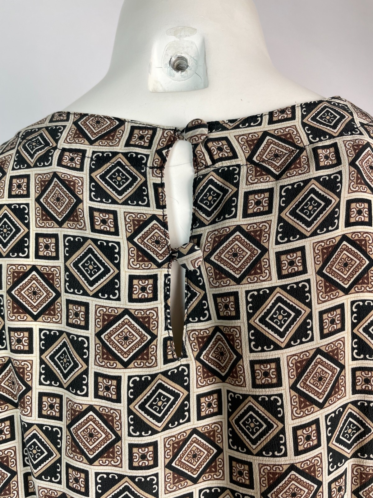 QUO-Silk Vintage 100% Silk Geometric Print Short Sleeve Crew Neck Blouse Size M