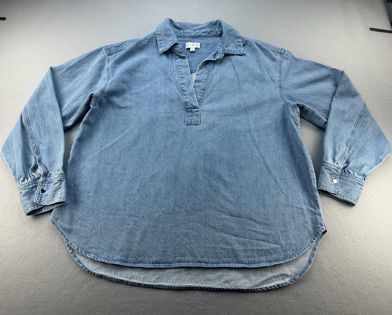 Wonderly Denim Blouse L Light Wash Cotton Lyocell Pullover V-Neck Excellent